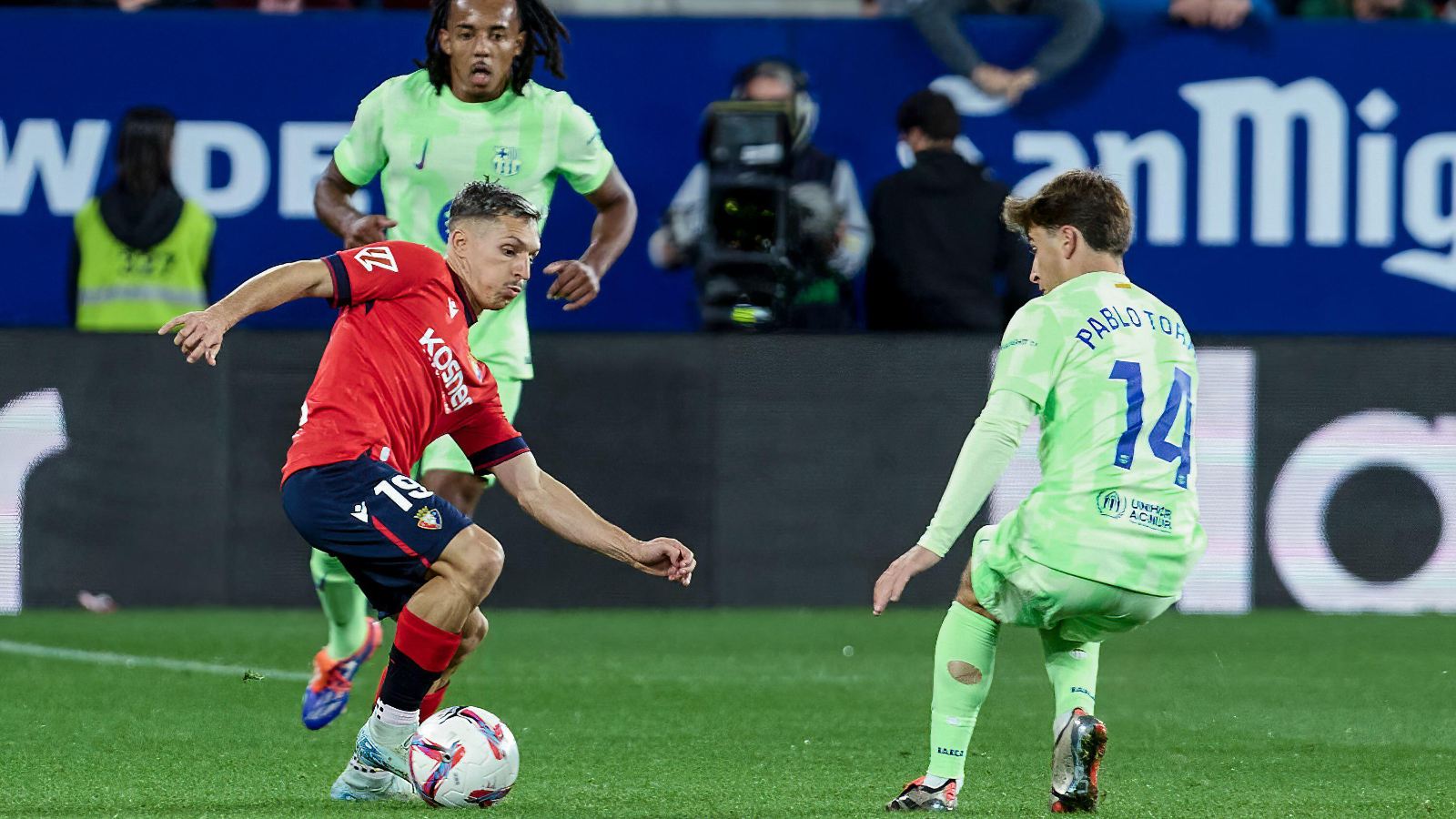 Pamplona, Spain. 28th Sep, 2024. Bryan Zaragoza (forward; CA Osasuna), Jules Kounde (defender; FC Barcelona) and Pablo Torre (midfielder; FC Barcelona) in action during the Spanish football of the league EA, match between CA Osasuna and FC Barcelona at the Sadar Stadium.